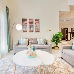 Luxurious Beachside Villa on Palm Jumeirah by Deluxe Holiday Homes Dubai 